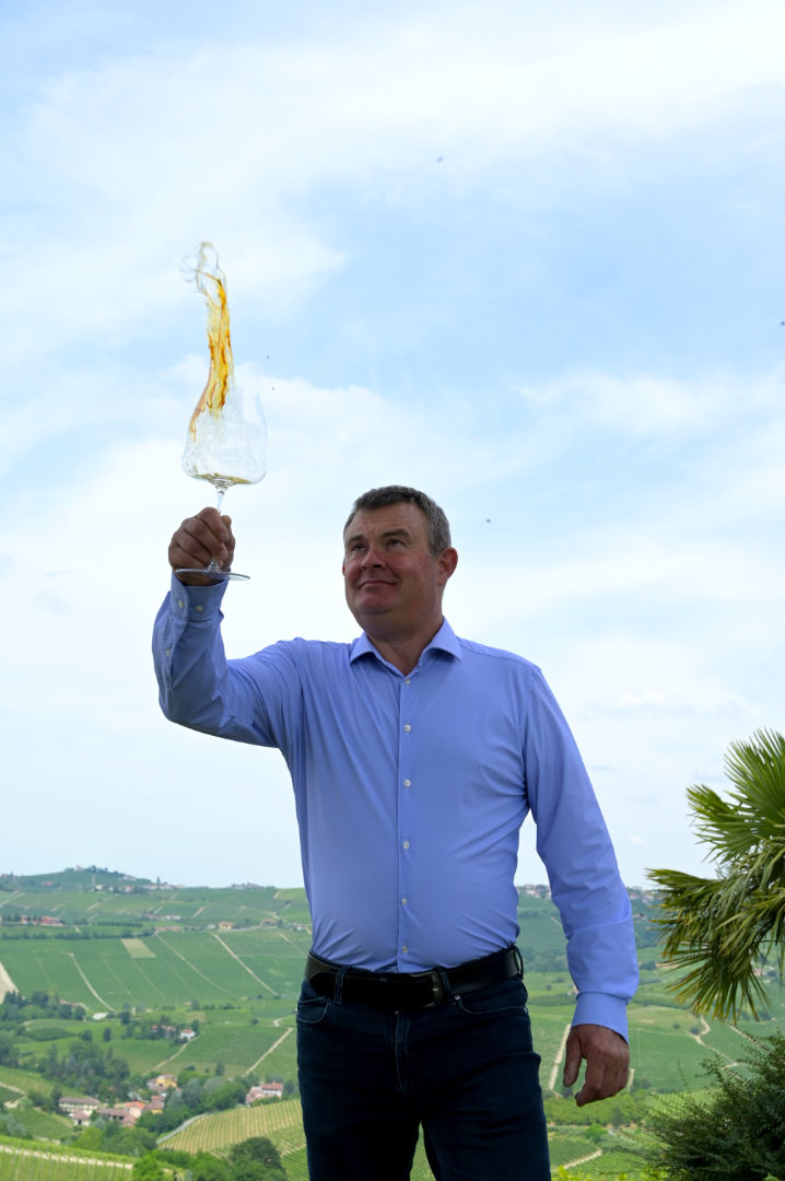 Mario Sandri con un calice di Moscato Seren